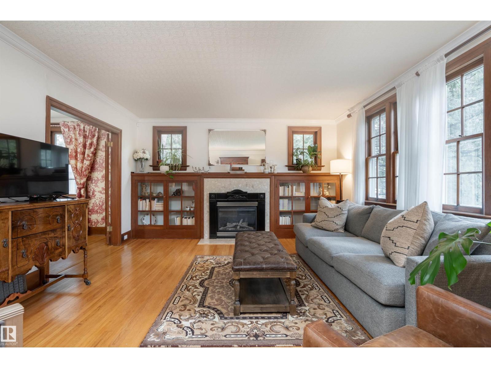Photo 13 of 10015 97 Av Nw, Edmonton AB