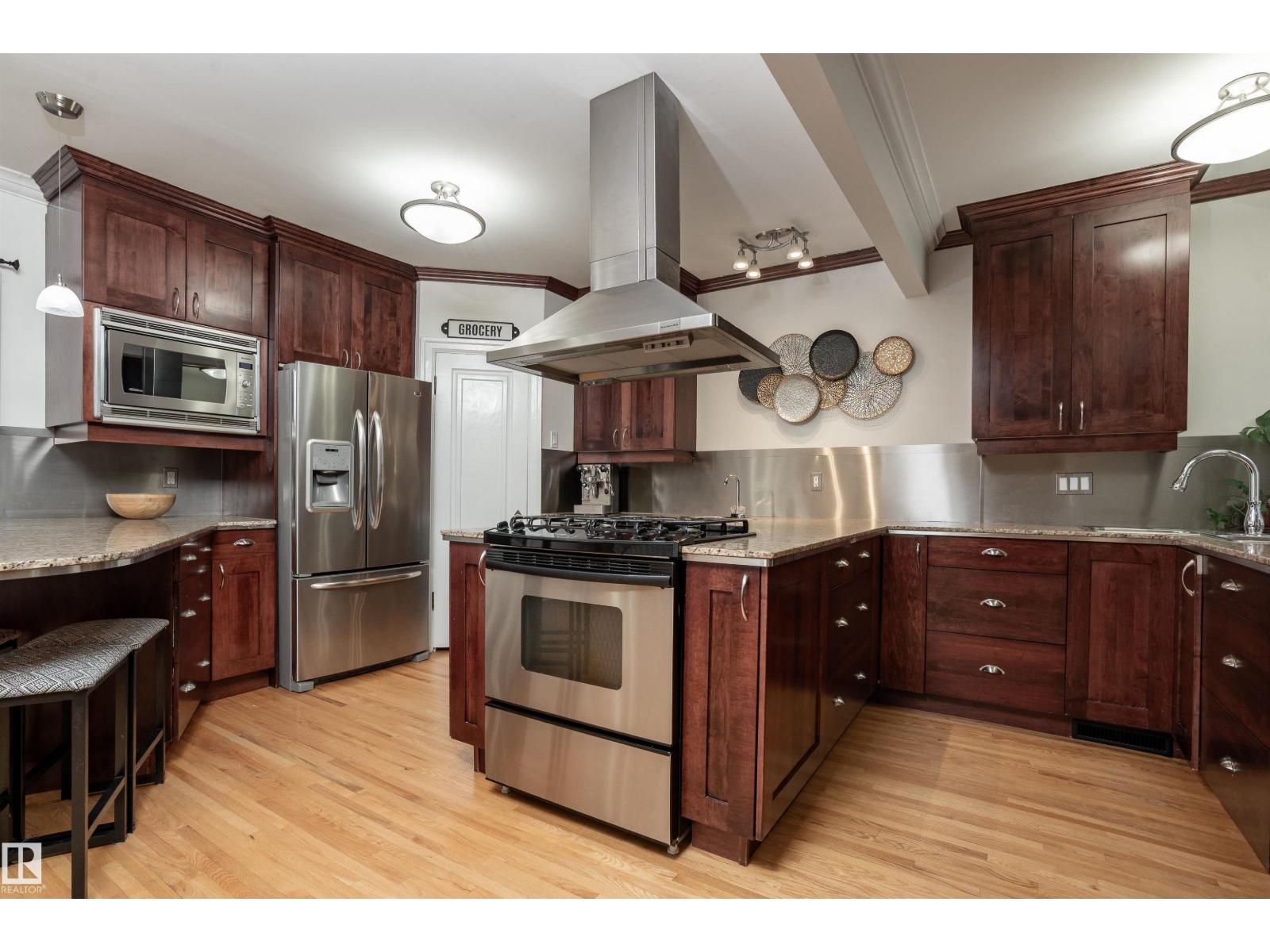 Photo 3 of 10015 97 Av Nw, Edmonton AB