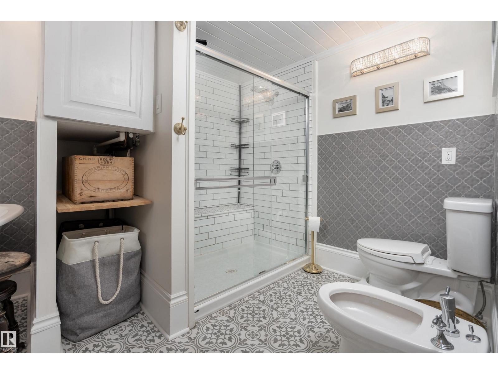 Photo 5 of 10015 97 Av Nw, Edmonton AB