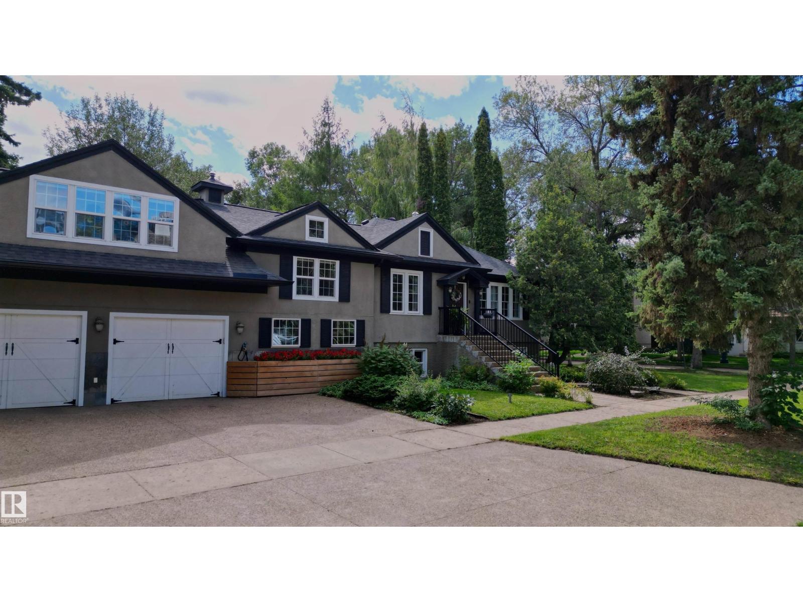 Photo 9 of 10015 97 Av Nw, Edmonton AB