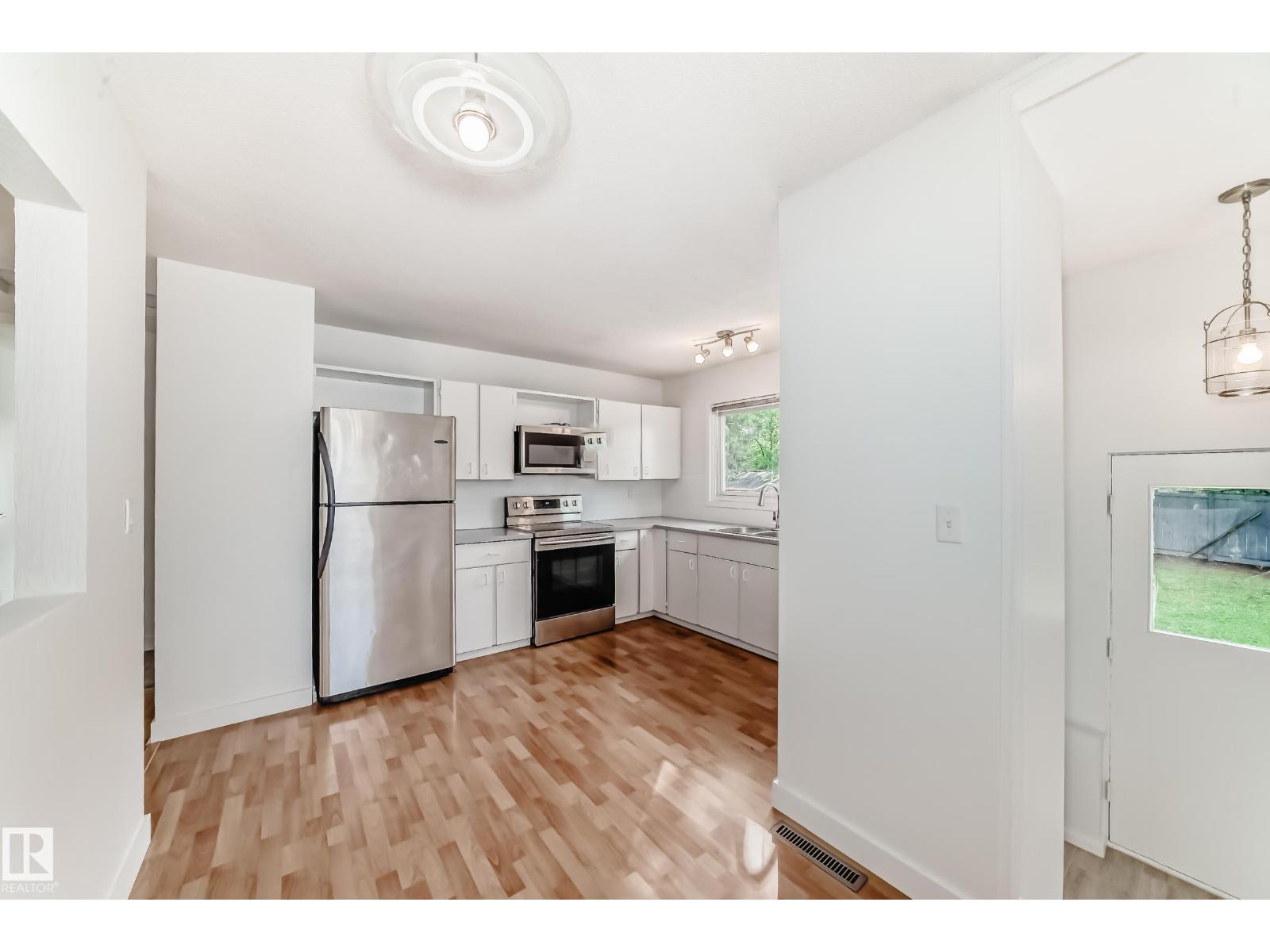 Photo 1 of 694 Cottonwood Av, Sherwood Park AB