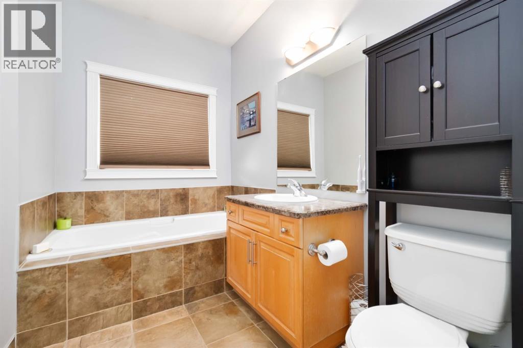 Photo 17 of 136 Maple Leaf Lane, Fort Mcmurray AB