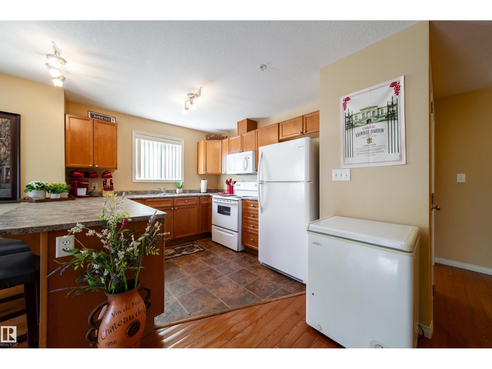 Photo 10 of 302 4903 47 Av, Stony Plain AB