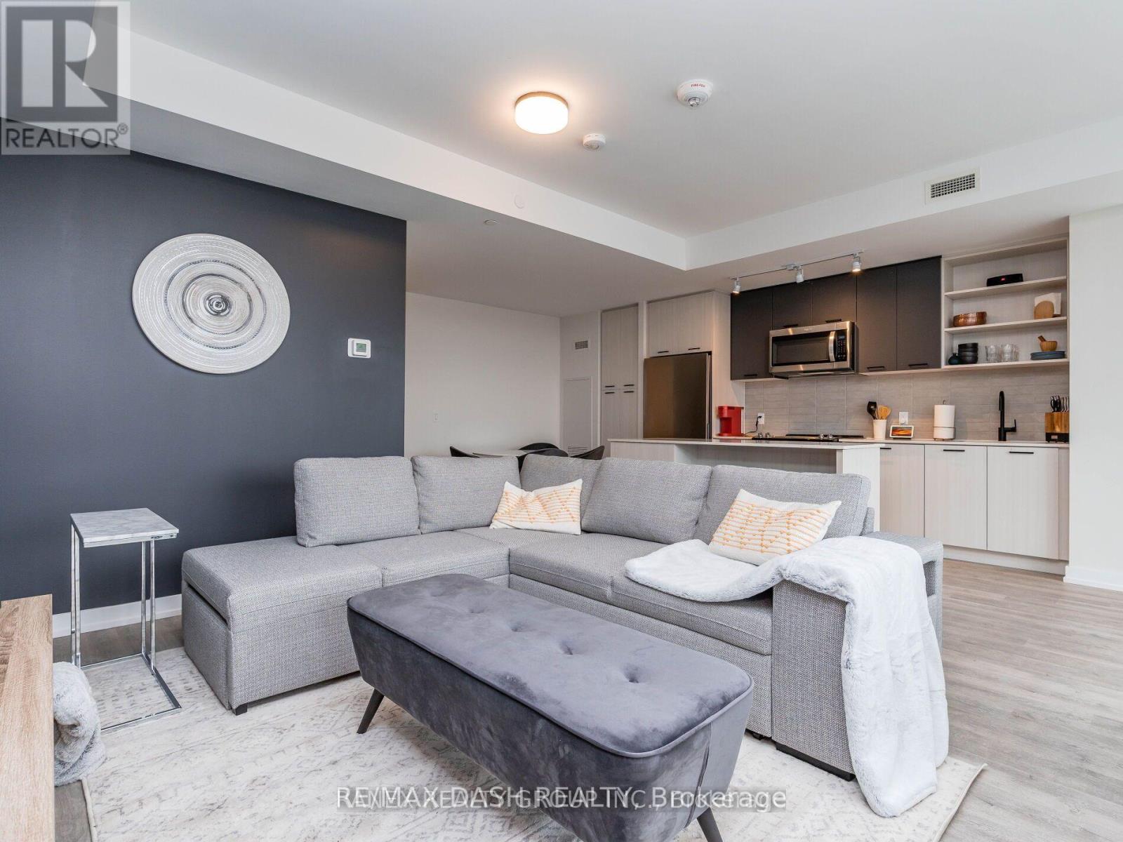 Photo 17 of 723 2300 St Clair Avenue W, Toronto ON