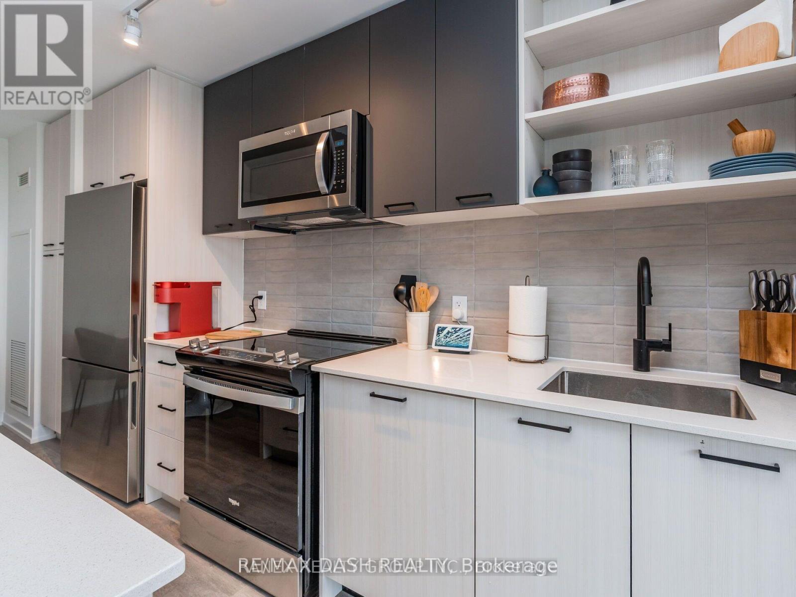 Photo 5 of 723 2300 St Clair Avenue W, Toronto ON