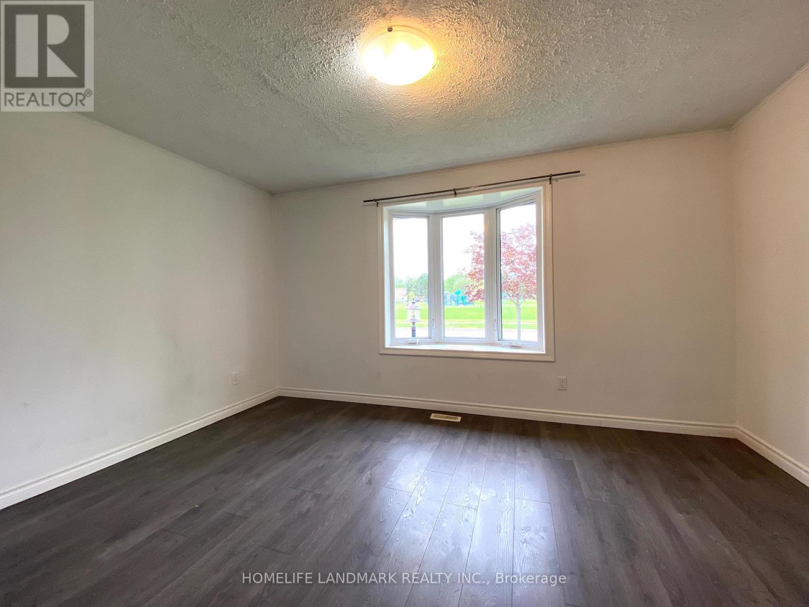 Photo 4 of 6986 Centennial Street, Niagara Falls ON