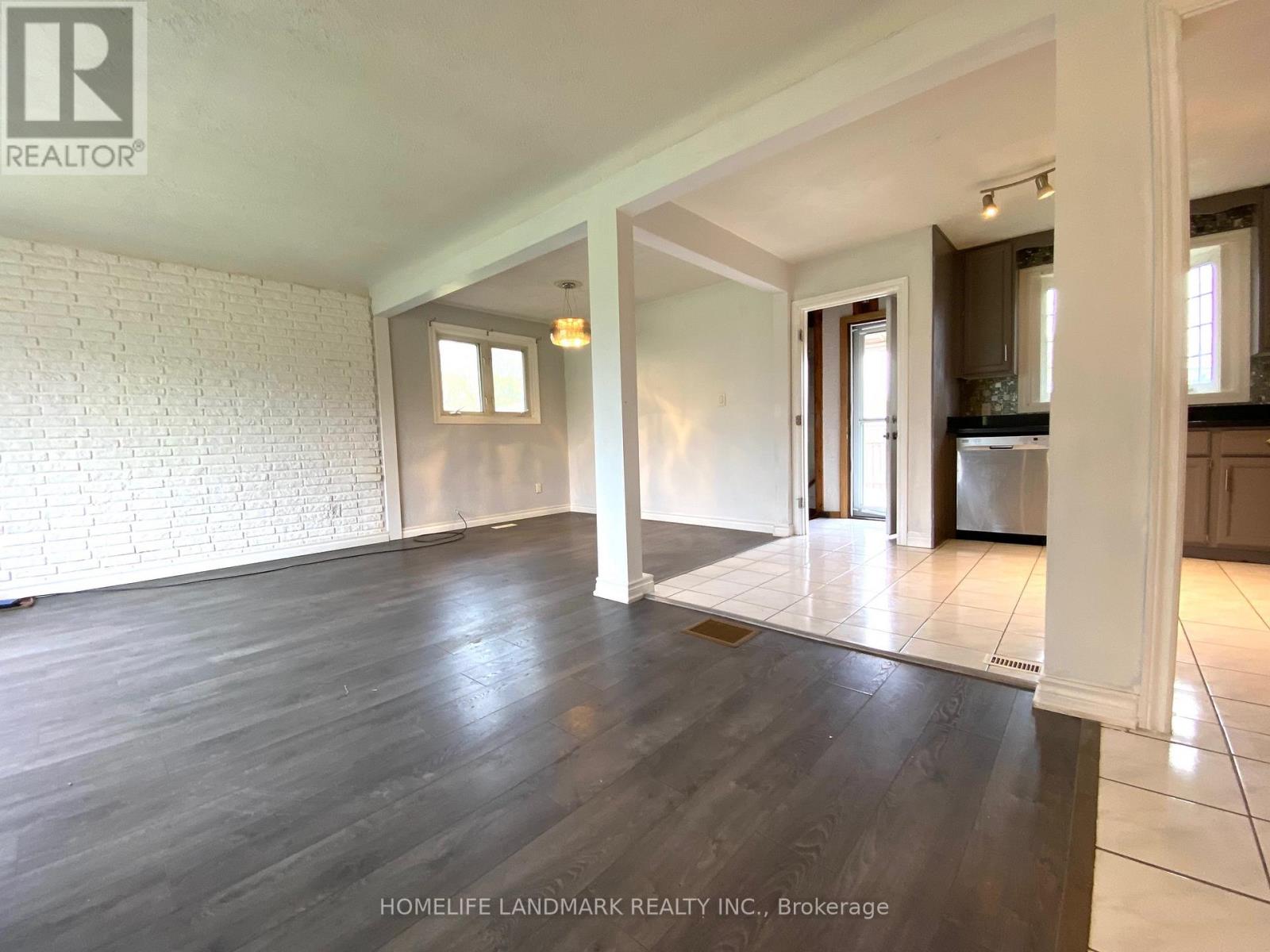 Photo 2 of 6986 Centennial Street, Niagara Falls ON