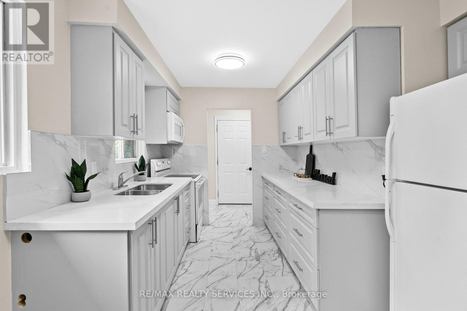 Photo 13 of 68 Montjoy Crescent, Brampton ON