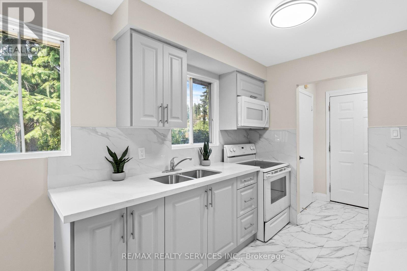 Photo 15 of 68 Montjoy Crescent, Brampton ON