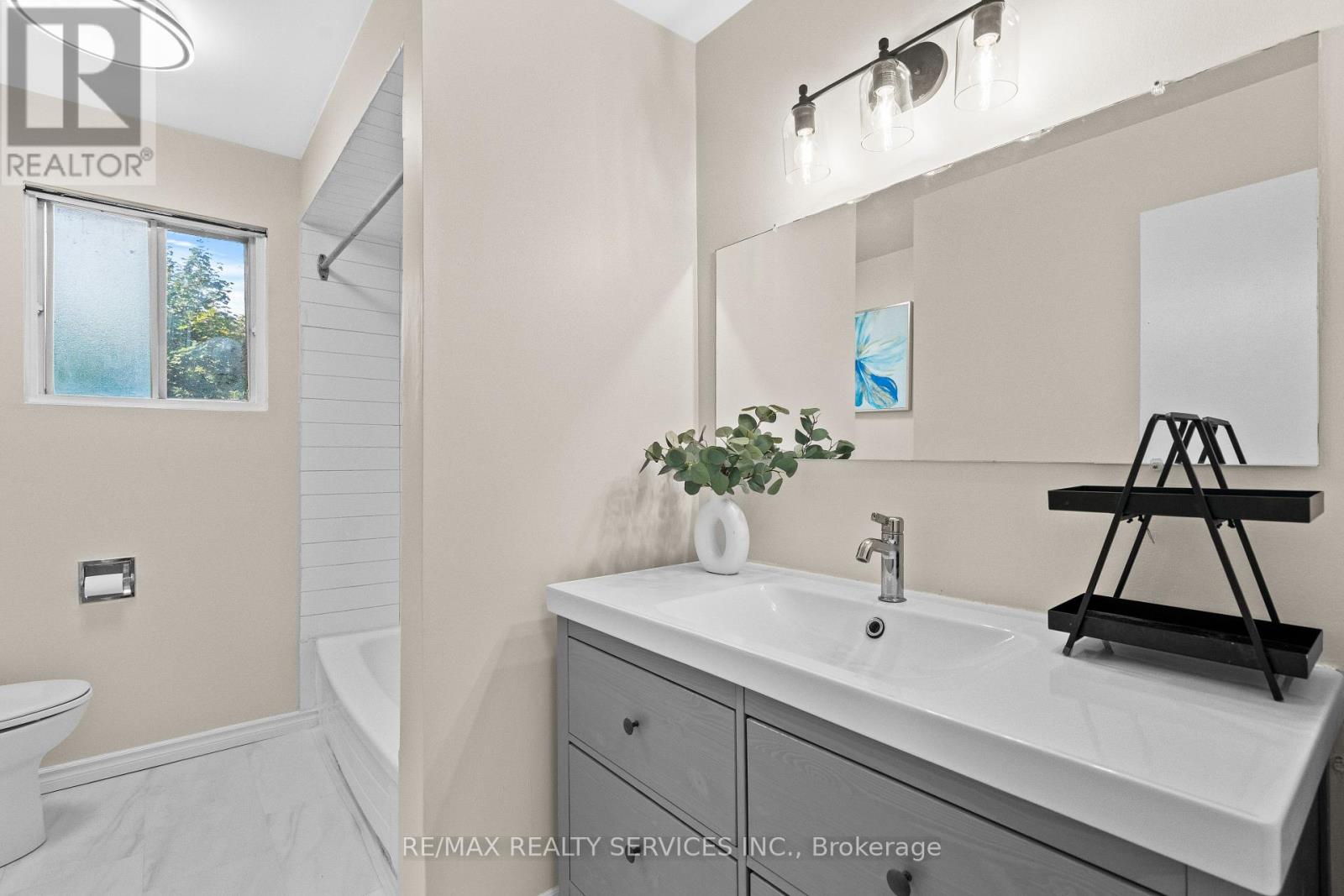 Photo 17 of 68 Montjoy Crescent, Brampton ON