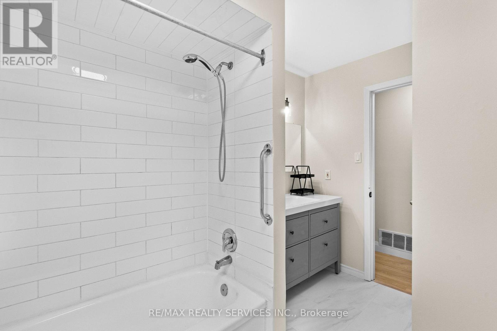 Photo 27 of 68 Montjoy Crescent, Brampton ON