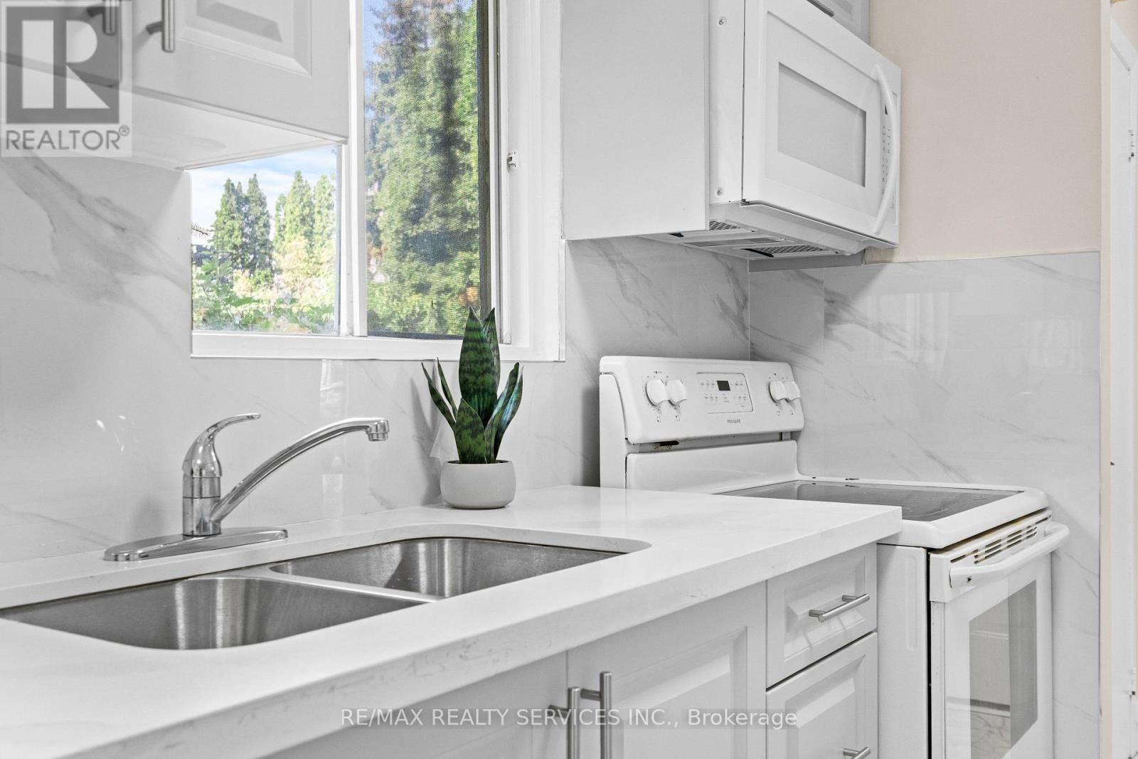 Photo 16 of 68 Montjoy Crescent, Brampton ON
