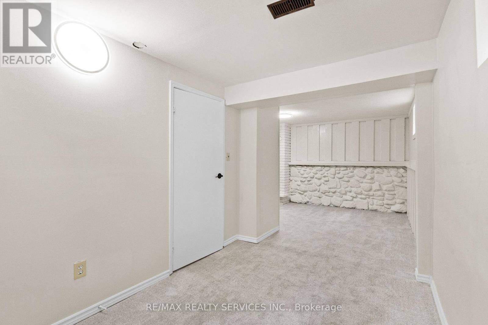 Photo 33 of 68 Montjoy Crescent, Brampton ON