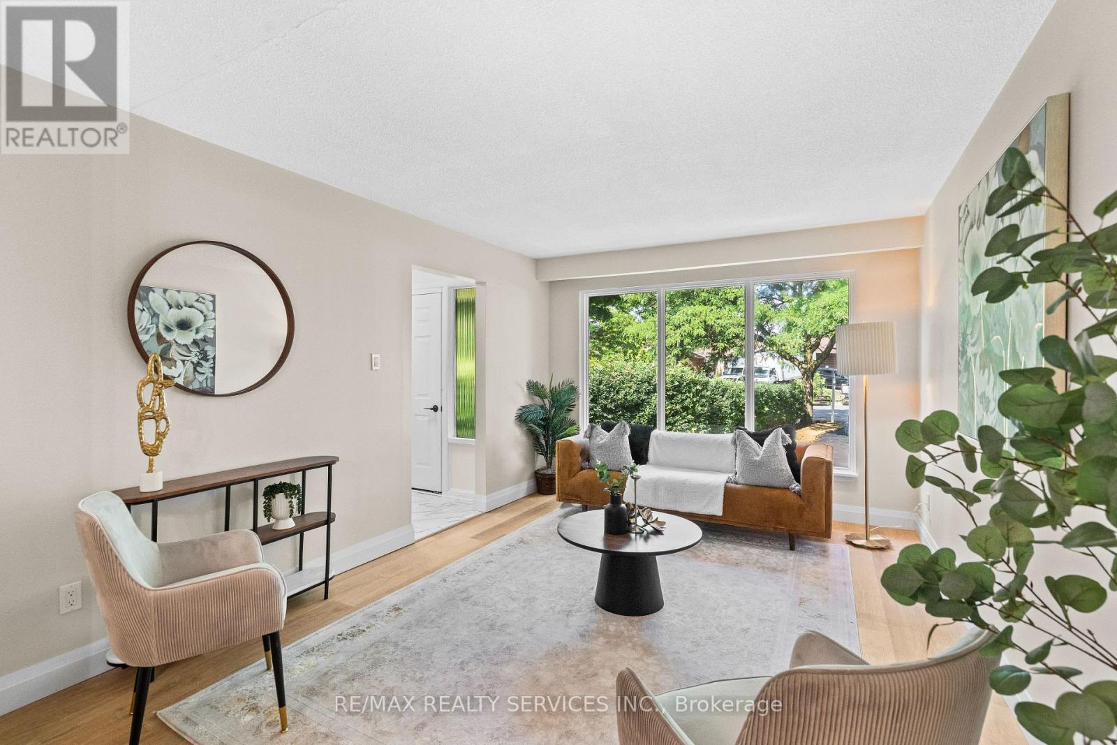 Photo 6 of 68 Montjoy Crescent, Brampton ON