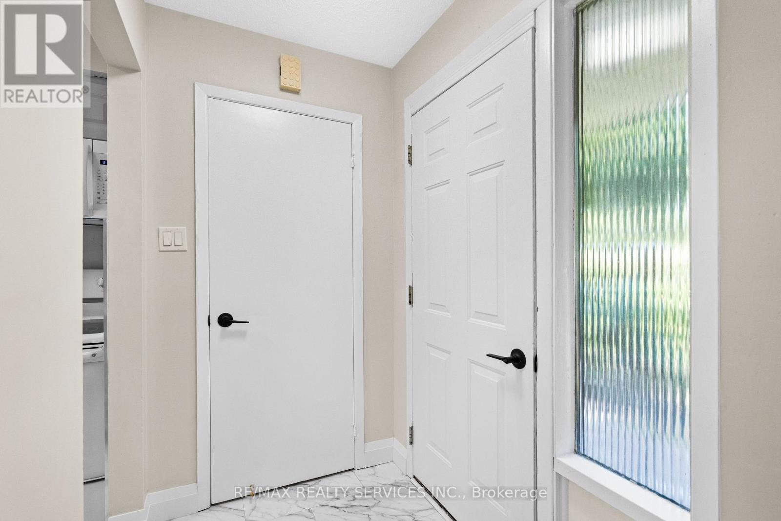 Photo 4 of 68 Montjoy Crescent, Brampton ON
