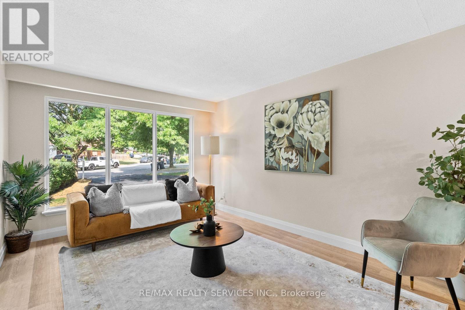 Photo 7 of 68 Montjoy Crescent, Brampton ON