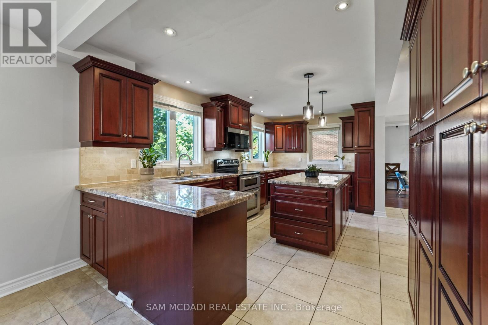 Photo 5 of 138 Elgin Drive, Brampton ON