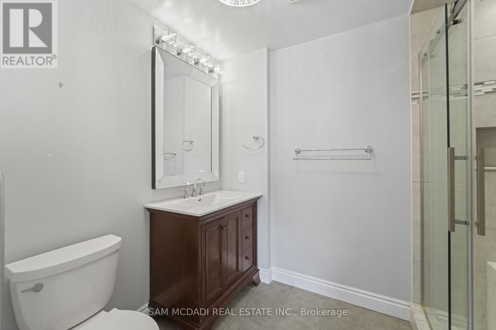 Photo 31 of 138 Elgin Drive, Brampton ON