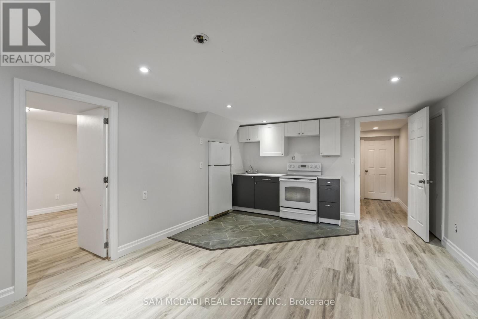 Photo 11 of 138 Elgin Drive, Brampton ON