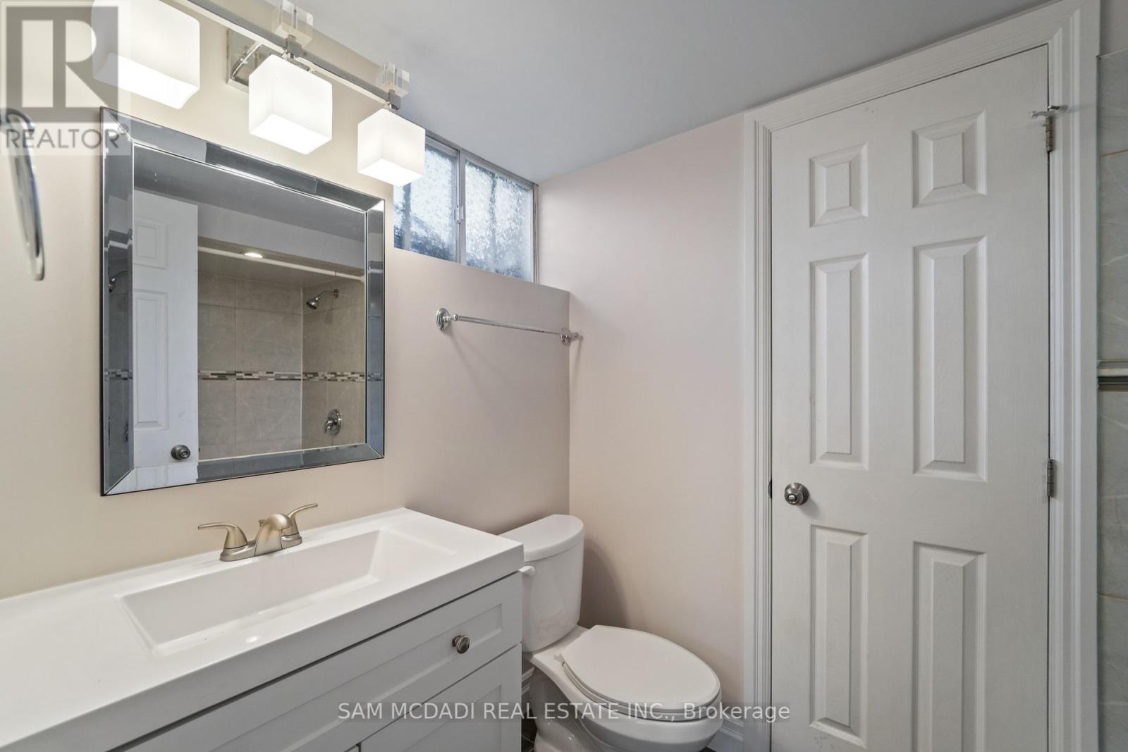 Photo 4 of 138 Elgin Drive, Brampton ON