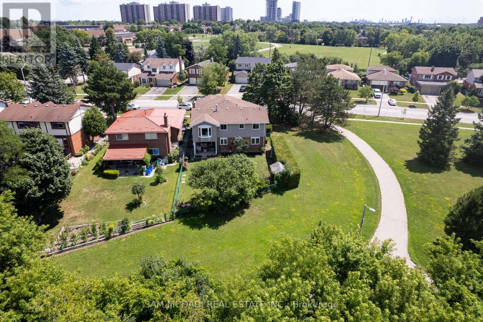 Photo 2 of 138 Elgin Drive, Brampton ON