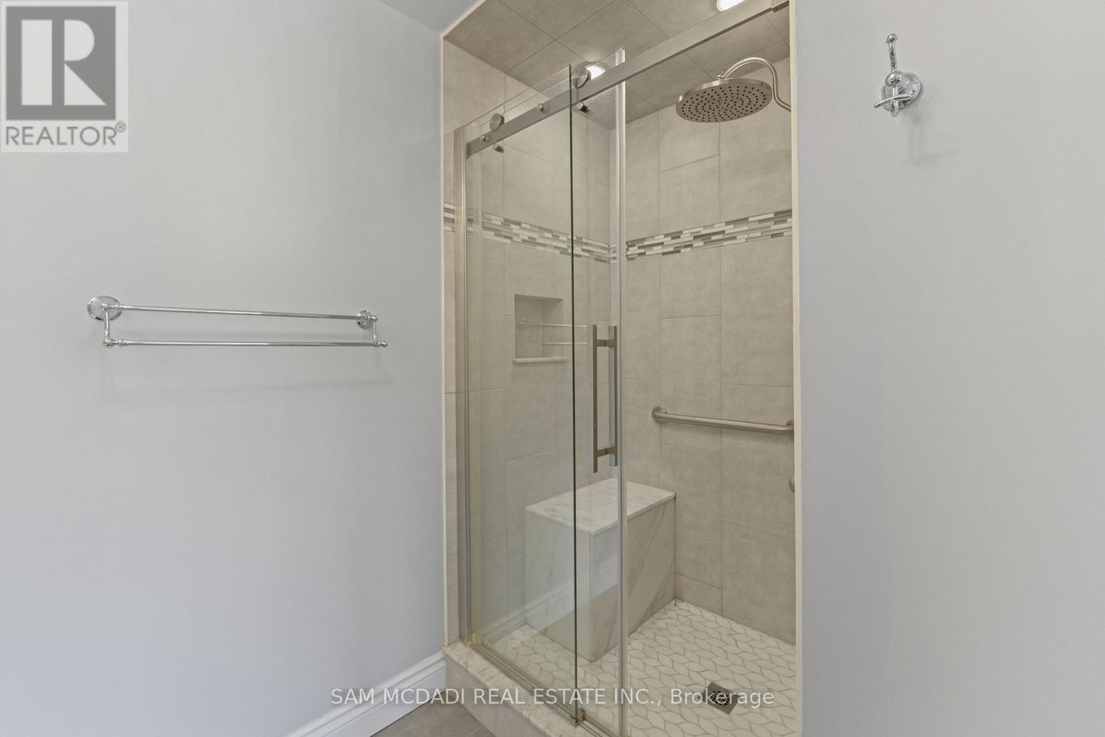 Photo 18 of 138 Elgin Drive, Brampton ON