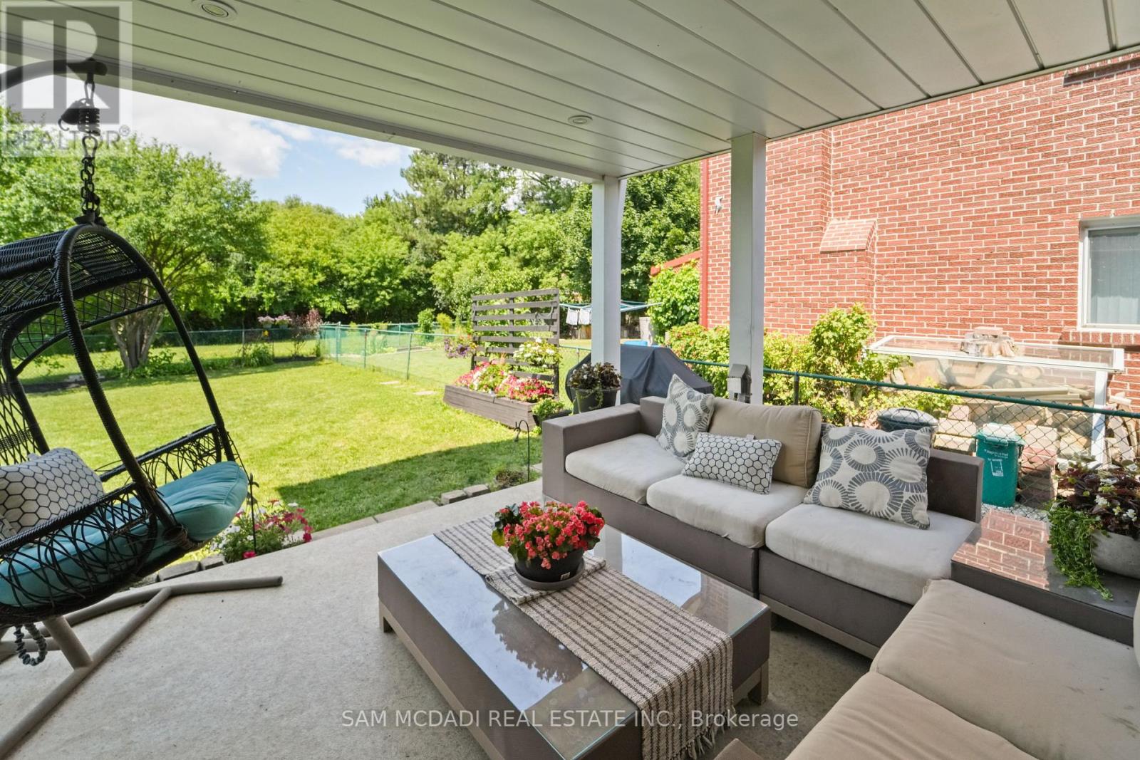 Photo 6 of 138 Elgin Drive, Brampton ON