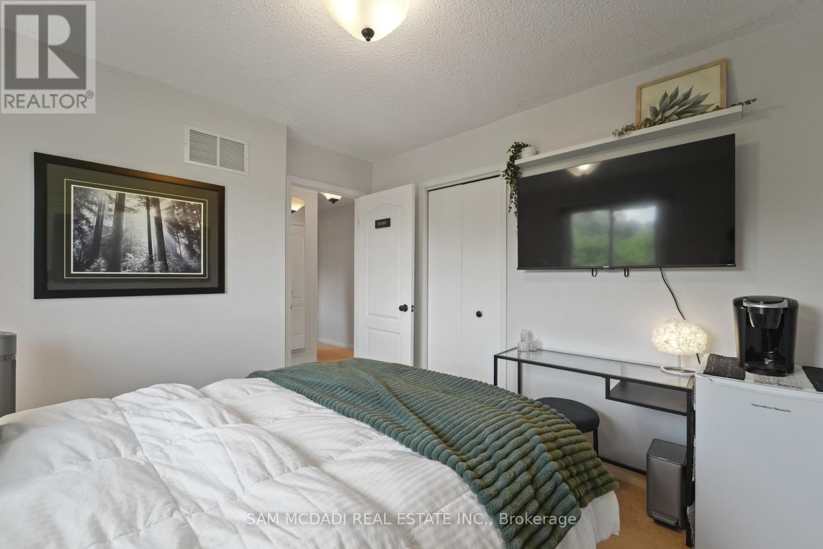 Photo 9 of 138 Elgin Drive, Brampton ON