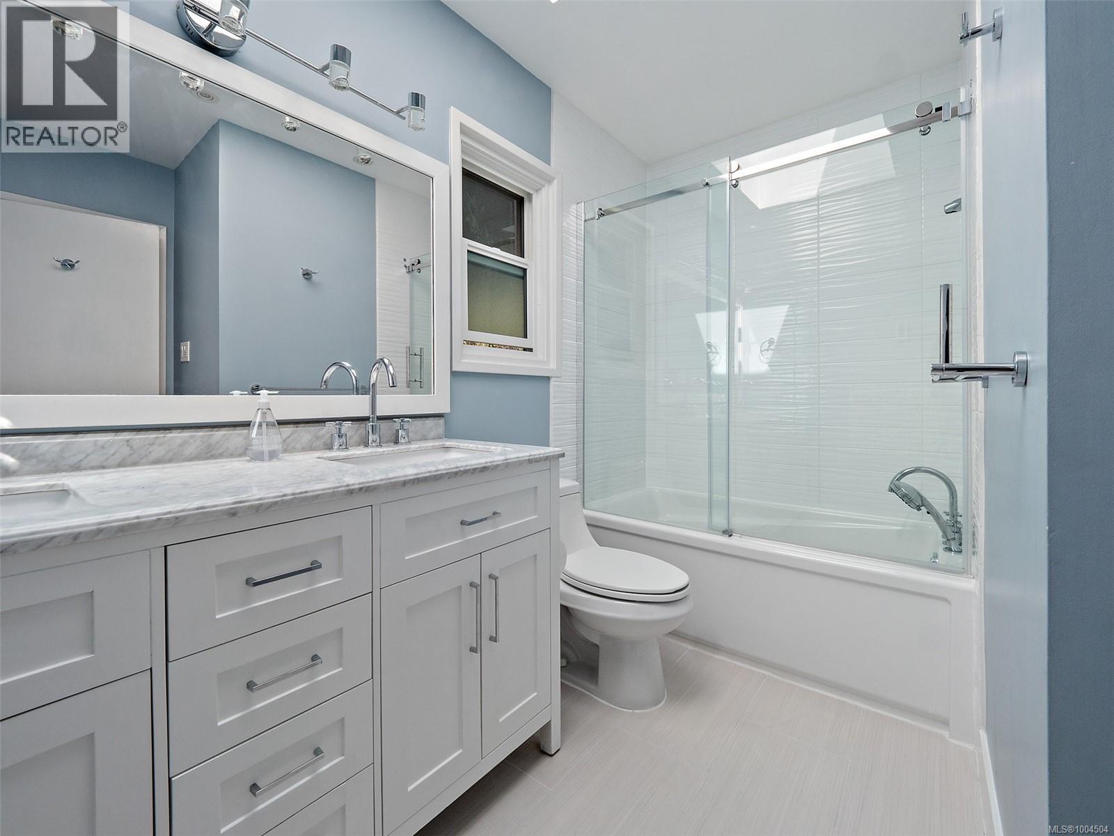 Photo 4 of 2660 Macdonald Dr E, Saanich BC