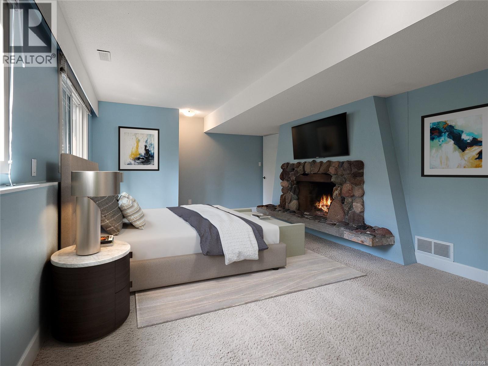Photo 2 of 2660 Macdonald Dr E, Saanich BC