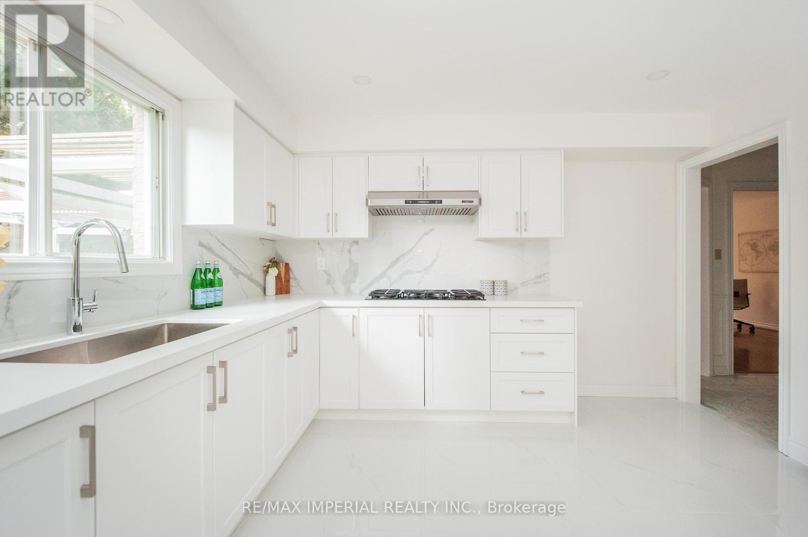 Photo 13 of 11 Riderwood Drive E, Toronto ON