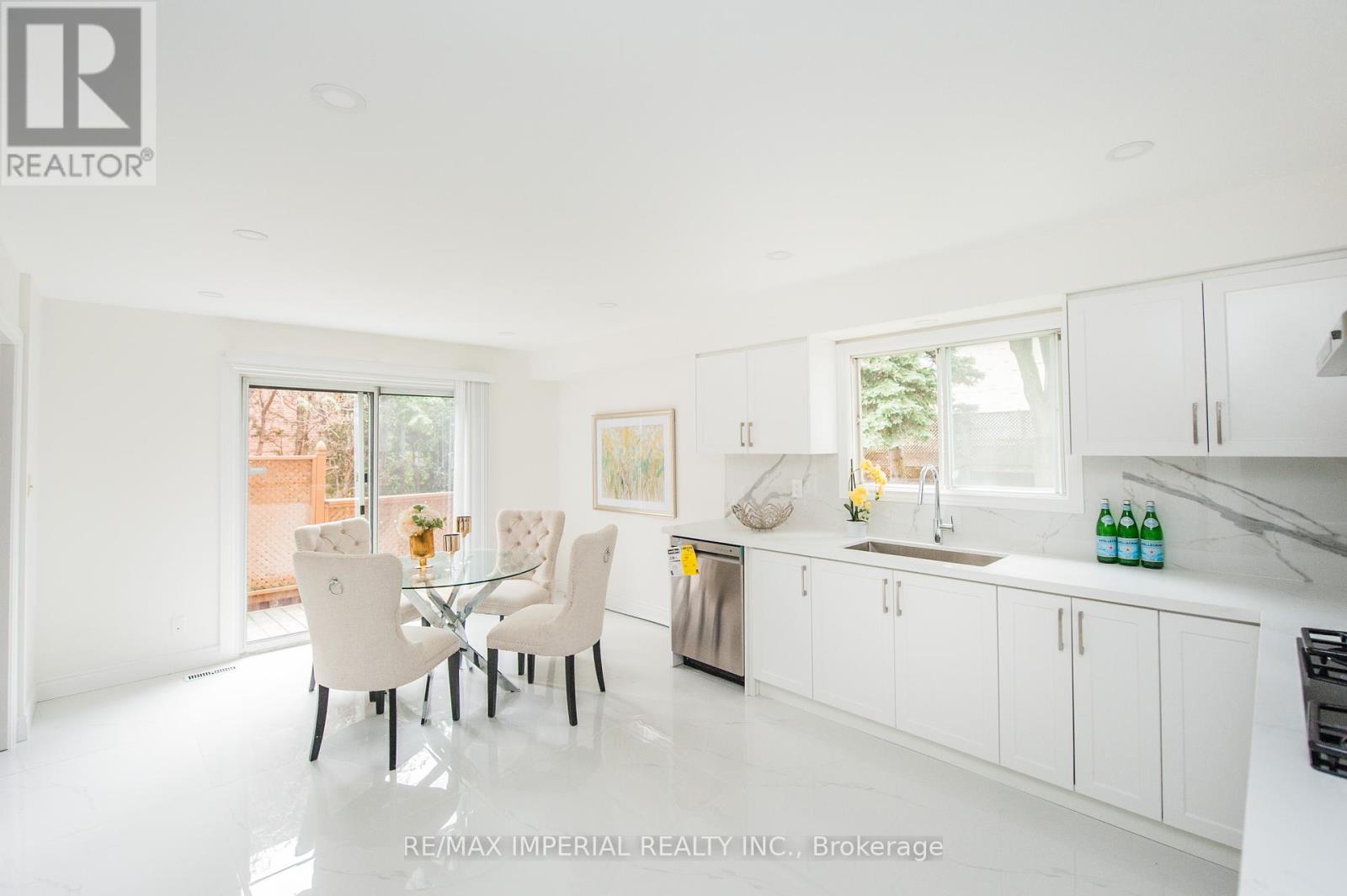 Photo 14 of 11 Riderwood Drive E, Toronto ON