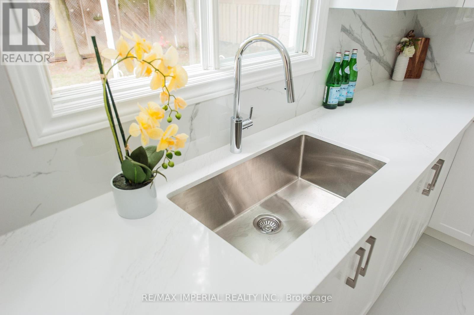 Photo 16 of 11 Riderwood Drive E, Toronto ON