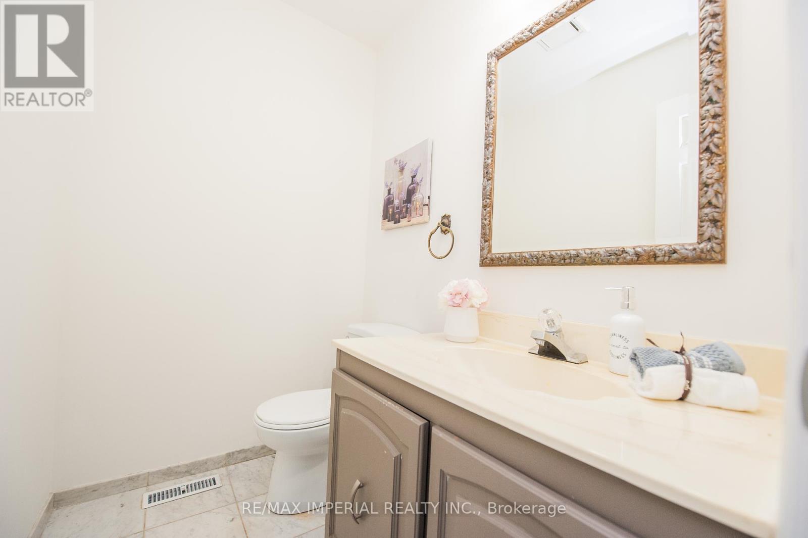Photo 18 of 11 Riderwood Drive E, Toronto ON