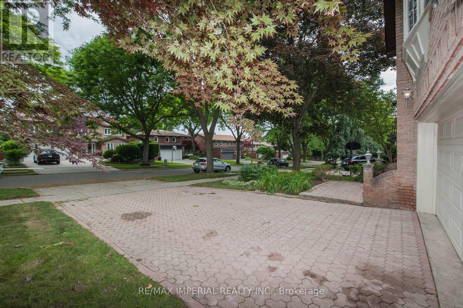 Photo 2 of 11 Riderwood Drive E, Toronto ON