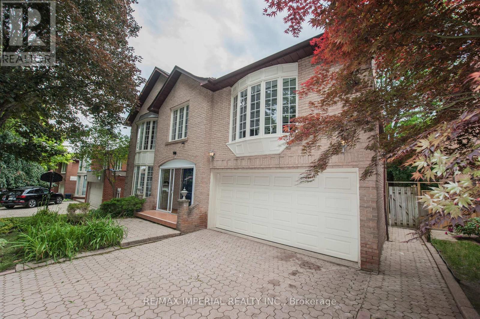 Photo 3 of 11 Riderwood Drive E, Toronto ON