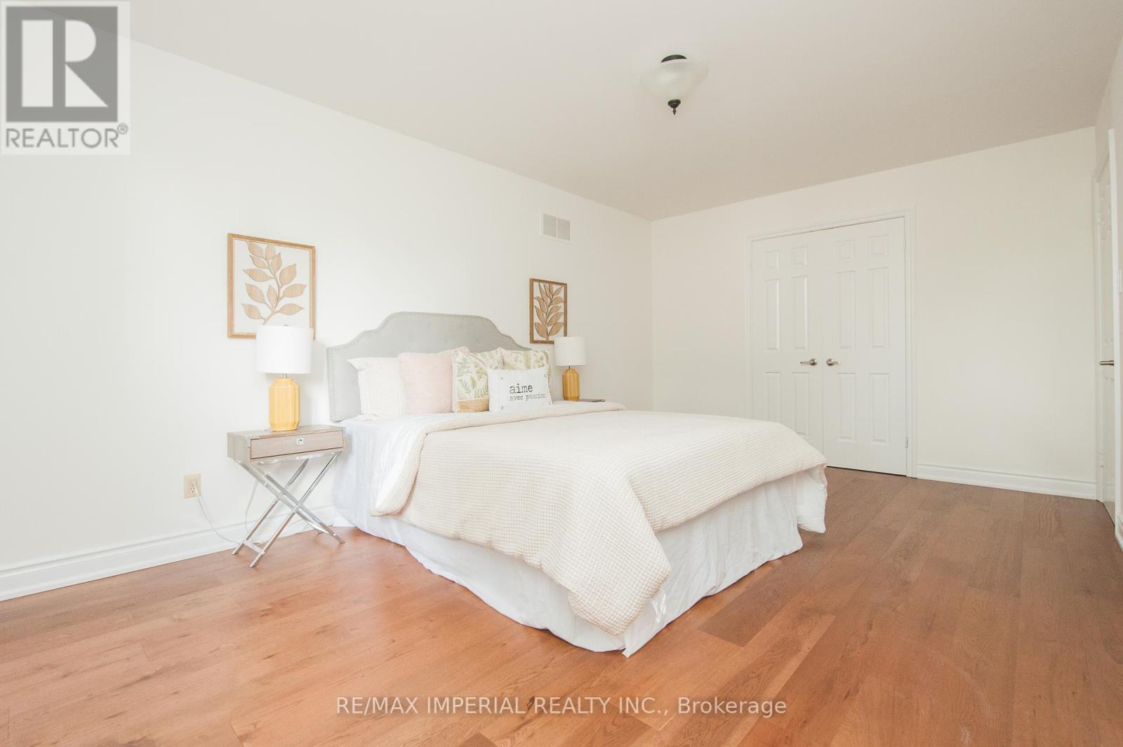 Photo 35 of 11 Riderwood Drive E, Toronto ON