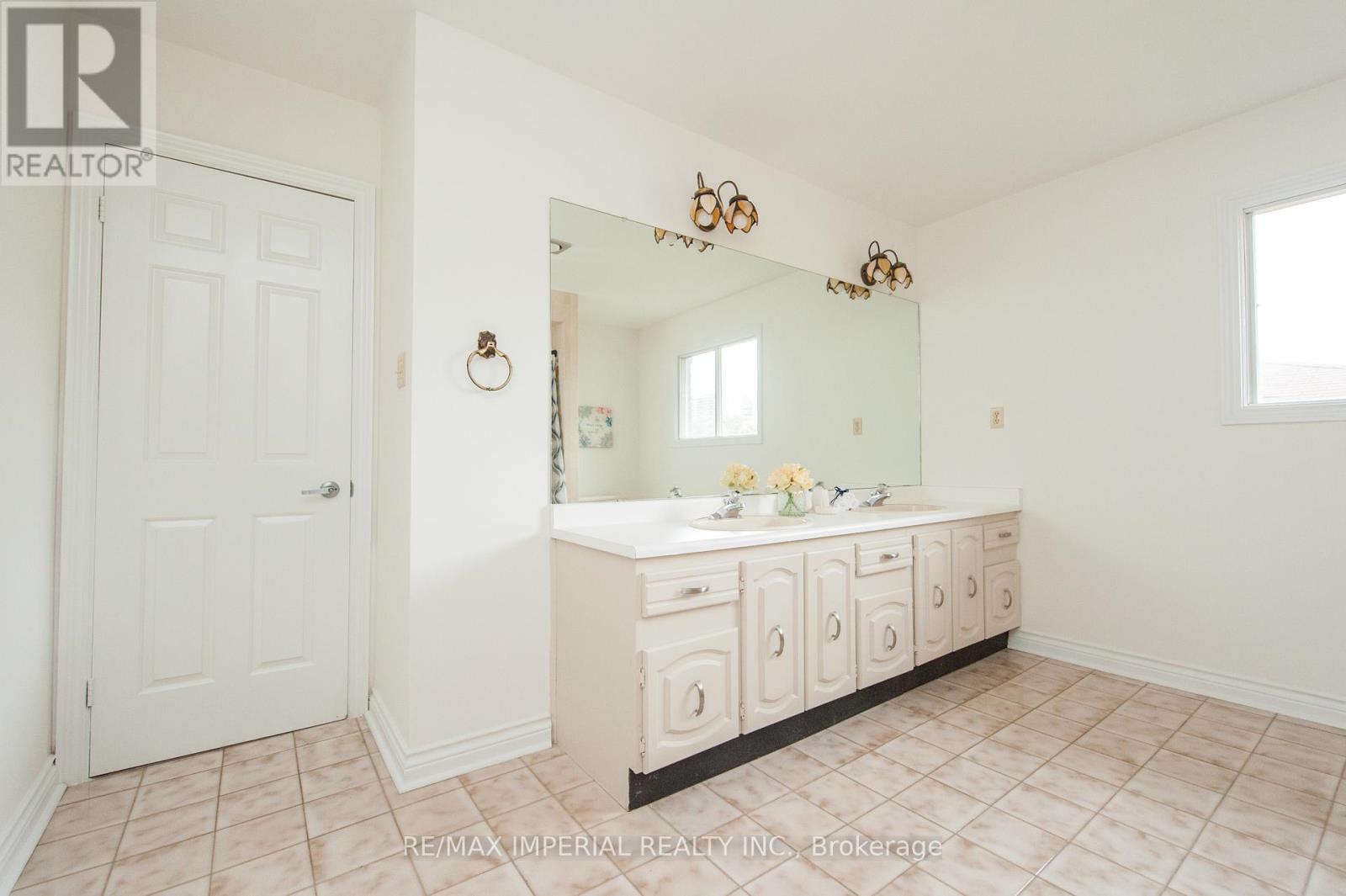 Photo 38 of 11 Riderwood Drive E, Toronto ON