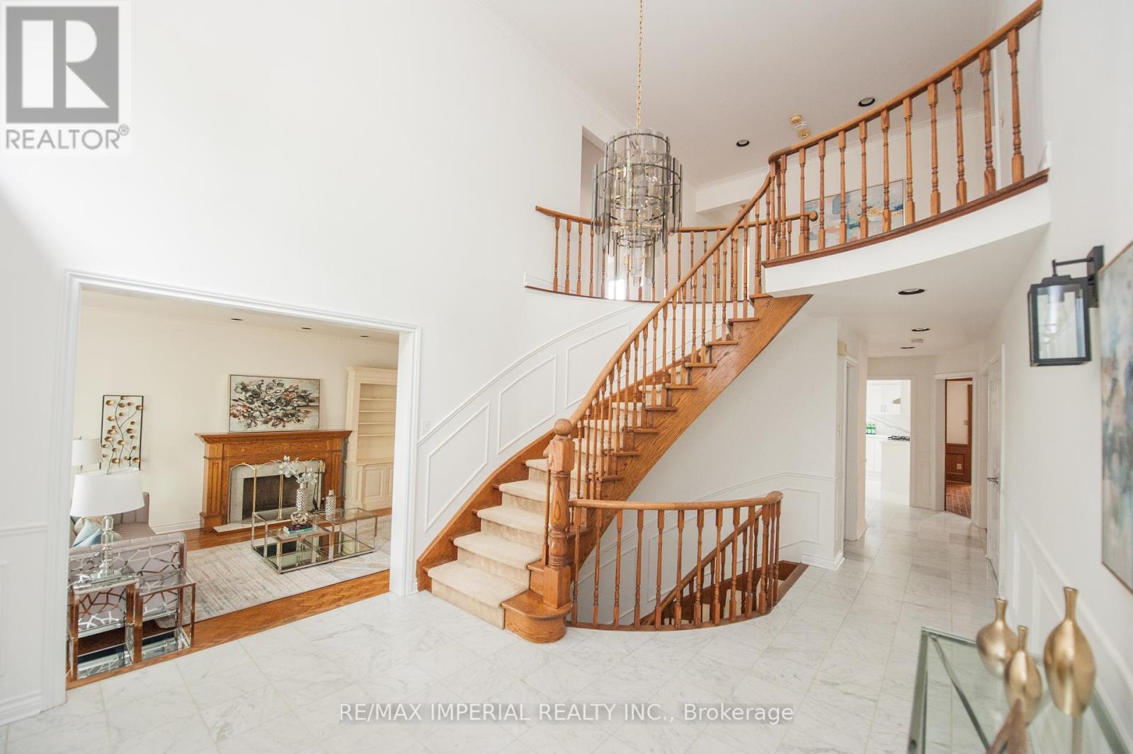 Photo 4 of 11 Riderwood Drive E, Toronto ON