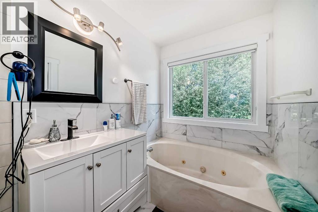 Single Family House for Sale in  Douglas Woods Hill SE Douglasdale/Glen Calgary 