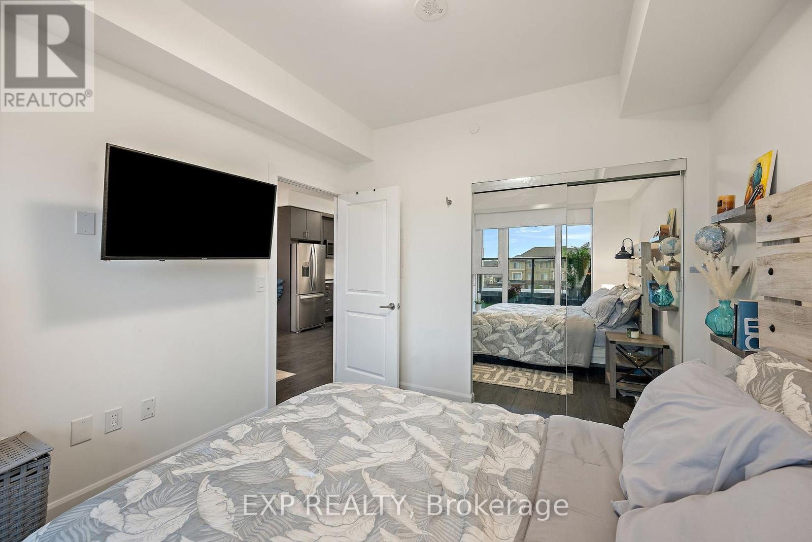 Photo 14 of 327 3200 William Coltson Avenue, Oakville ON