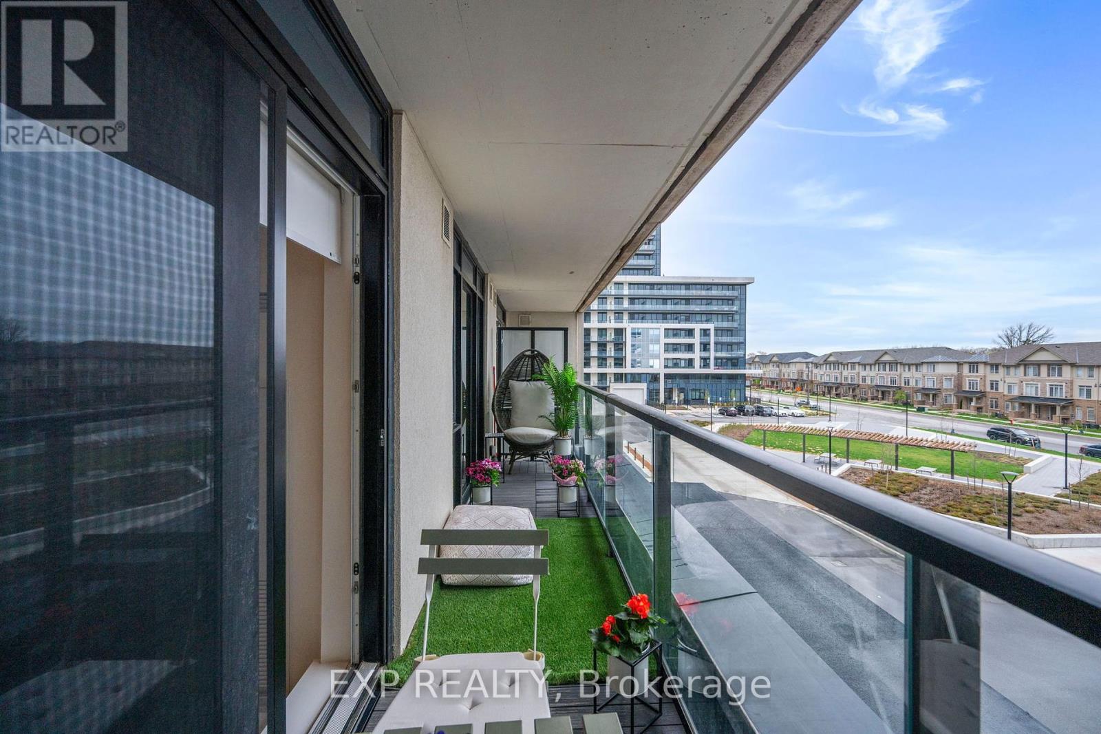 Photo 17 of 327 3200 William Coltson Avenue, Oakville ON