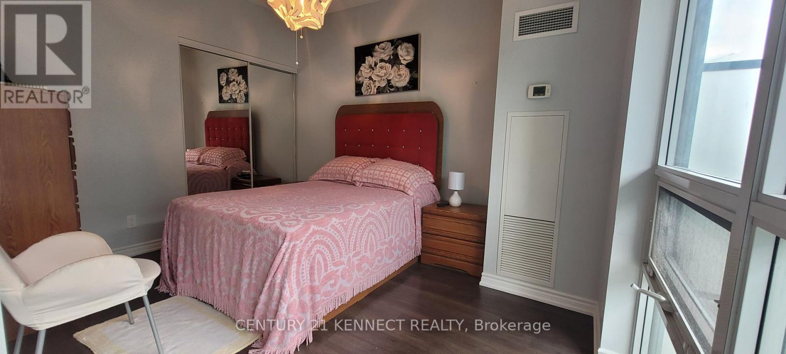 Photo 3 of 1015 15 James Finlay Way, Toronto ON