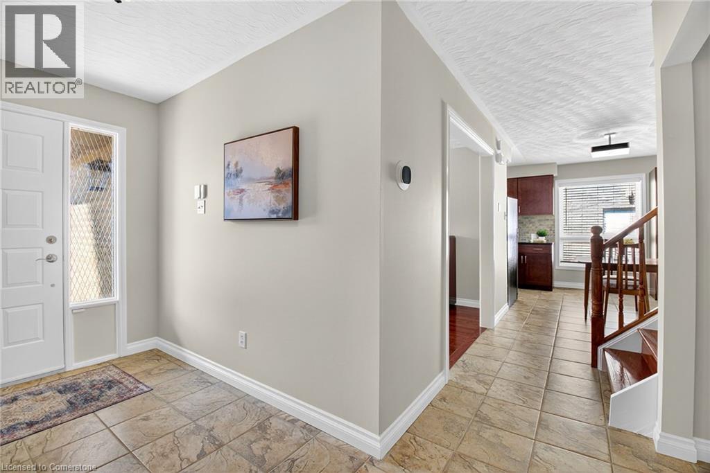 Photo 4 of 150 Solomon Crescent, Hamilton ON