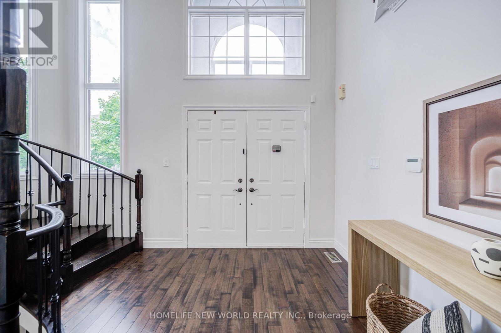 Photo 3 of 178 Alpine Crescent, Richmond Hill ON
