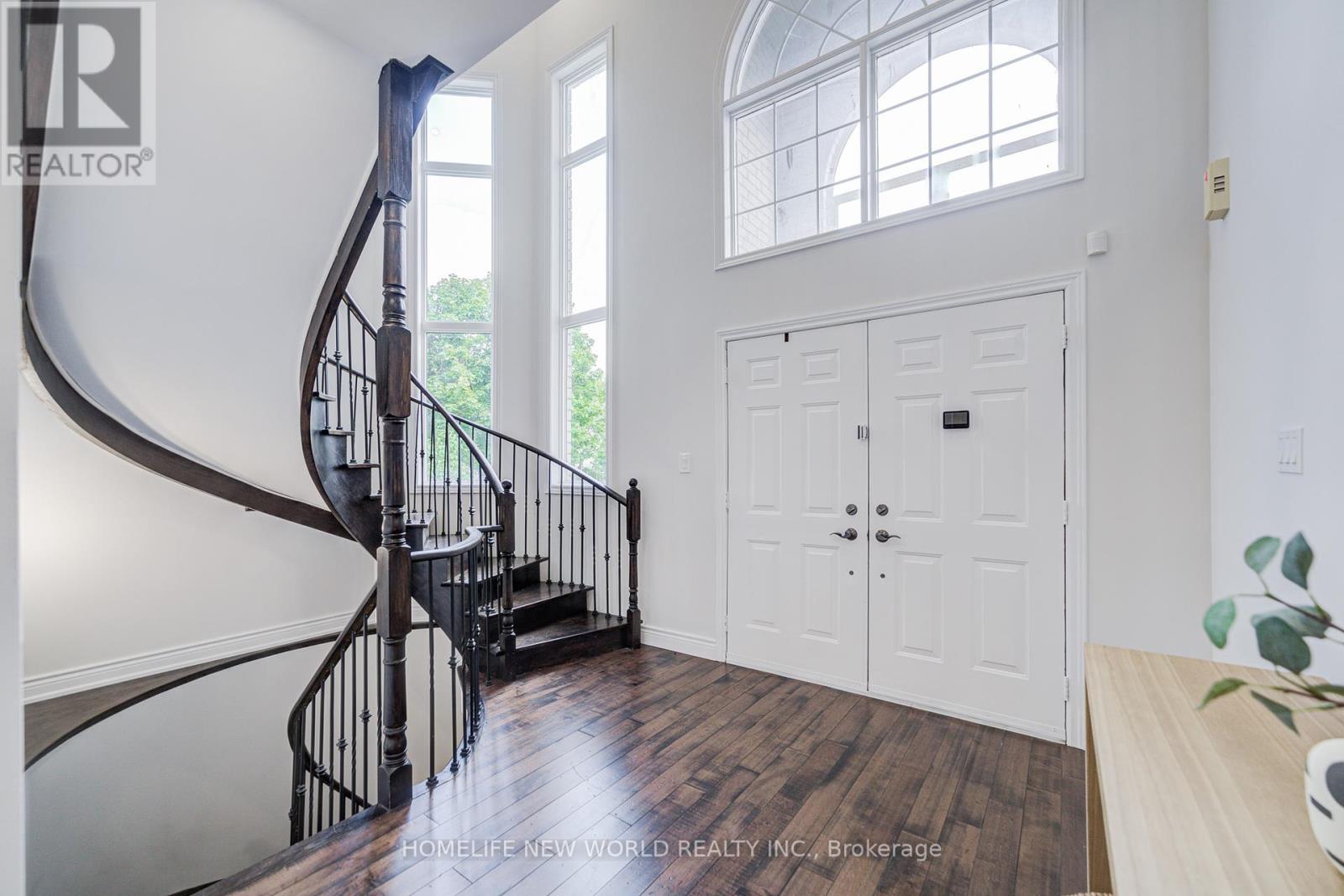 Photo 4 of 178 Alpine Crescent, Richmond Hill ON