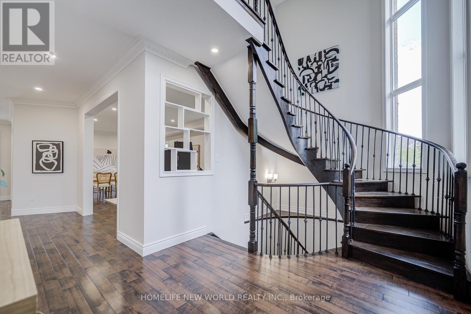 Photo 5 of 178 Alpine Crescent, Richmond Hill ON