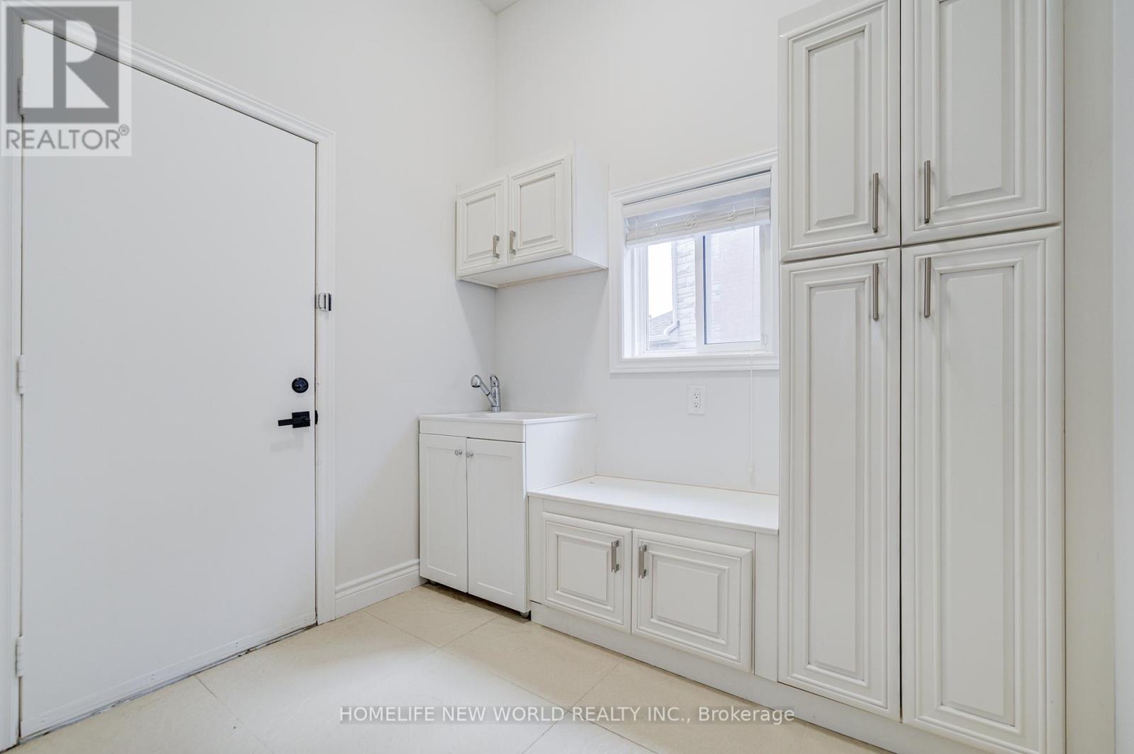 Photo 8 of 178 Alpine Crescent, Richmond Hill ON