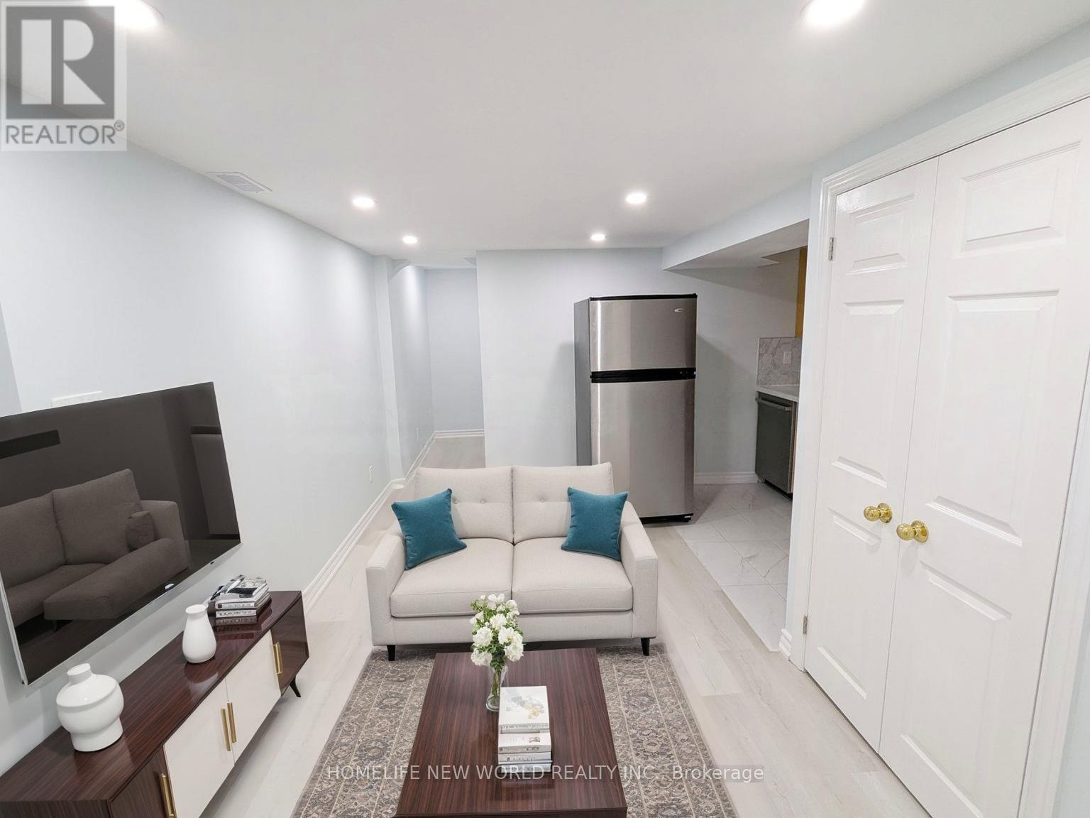 Photo 15 of Lower 90 Oakvale Avenue, Toronto ON