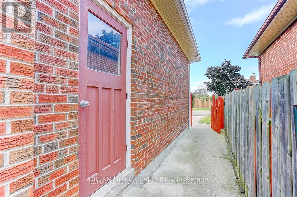Photo 10 of Bsmt 31 Lambeth Square, Toronto ON